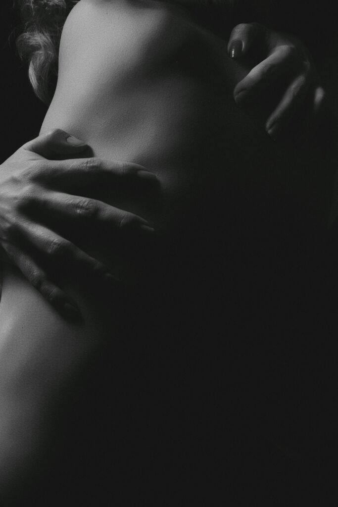 Étreinte sensuelle en noir et blanc – idées de cadeaux coquins pour raviver la flamme en couple