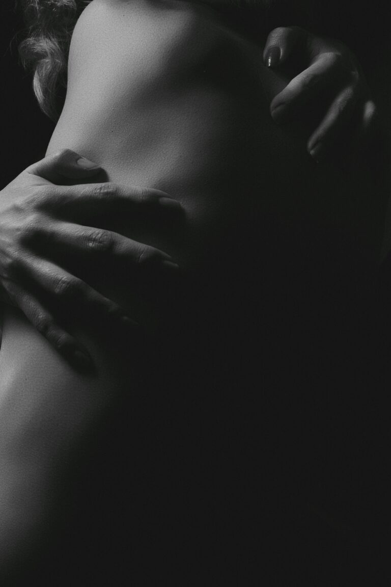 Étreinte sensuelle en noir et blanc – idées de cadeaux coquins pour raviver la flamme en couple