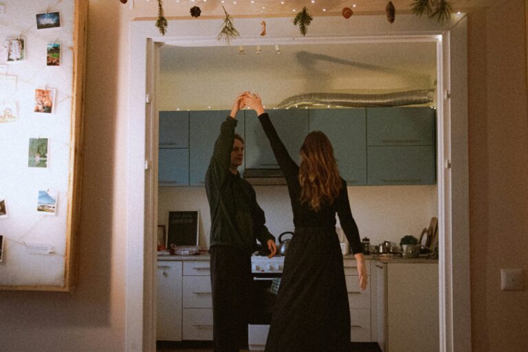 Couple qui danse dans la cuisine – idée de soirée romantique en couple
