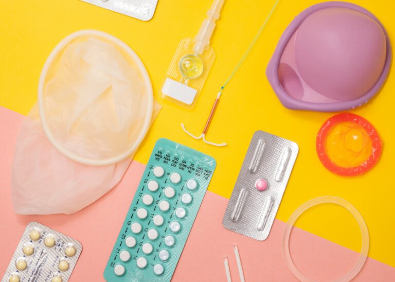 Moyens de contraception sur fond jaune : pilules, stérilet, préservatifs et diaphragme